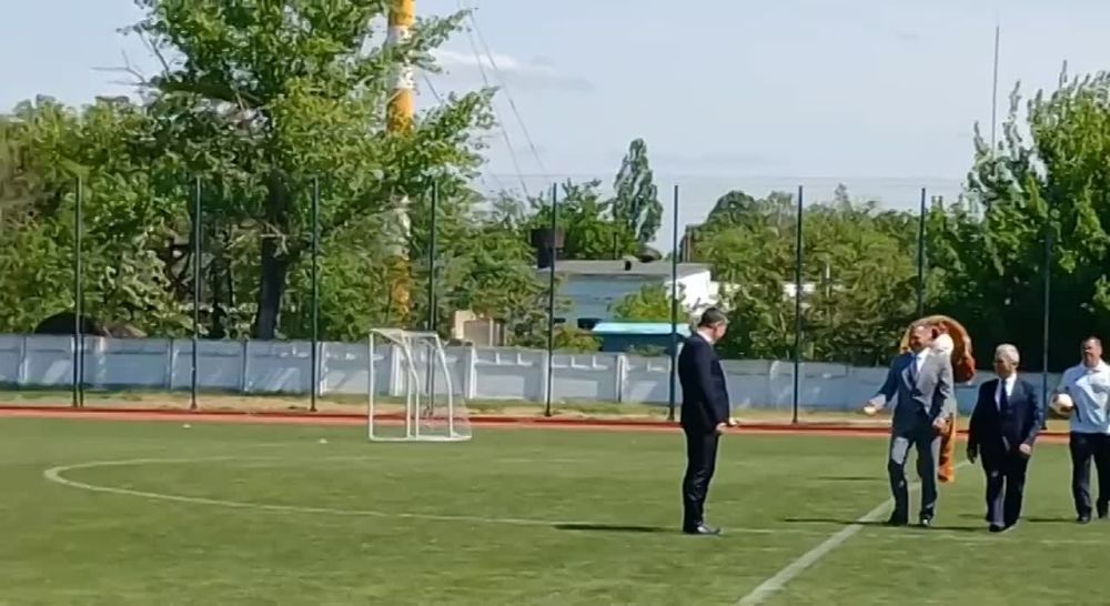 Символ города - лев - приветствует участников турнира "Кожаный мяч"