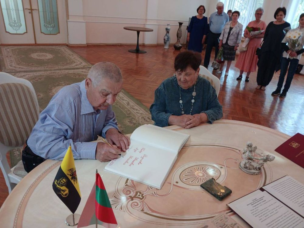 «Ваша семья - отличный пример для молодёжи. Вы воспитали достойное поколение. Пусть ваш союз только крепчает, а в вашем доме всегда царят уют и тепло», — юбилярам вручили адрес от главы города Романа Иванченко и сертификат на 1000 рублей