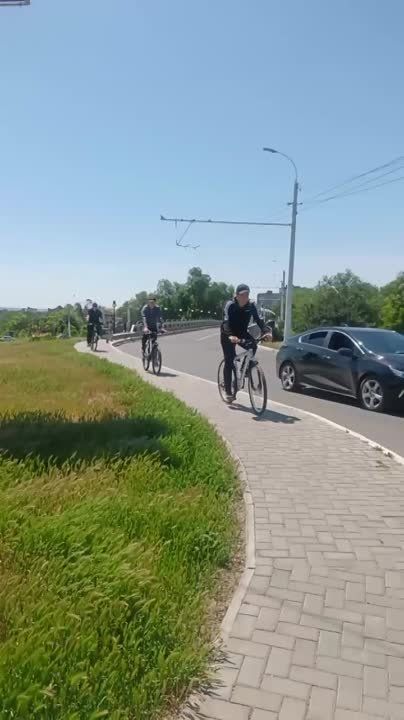 В Бендерах председатель горсовета Юрий Кара и мэр Роман Иванченко проверяют веломаршрут, где что улучшить