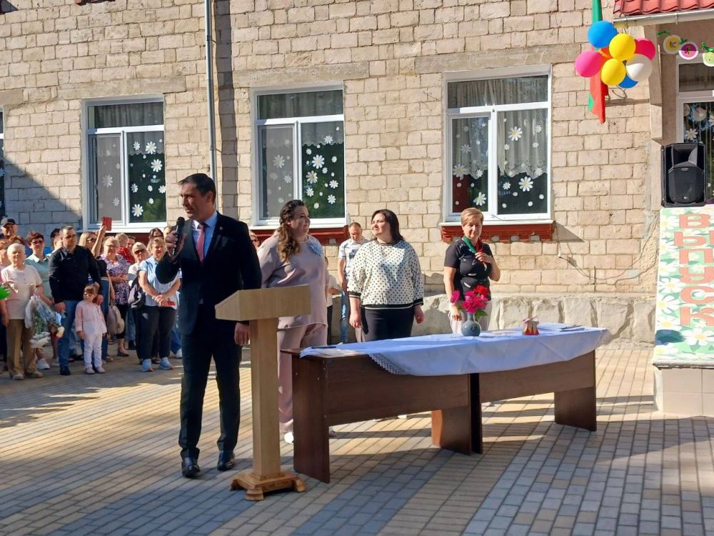 «Этого дня с особым трепетом ждут выпускники. Сегодня вы ставите точку в определённом этапе жизни. Запомните это чувство...