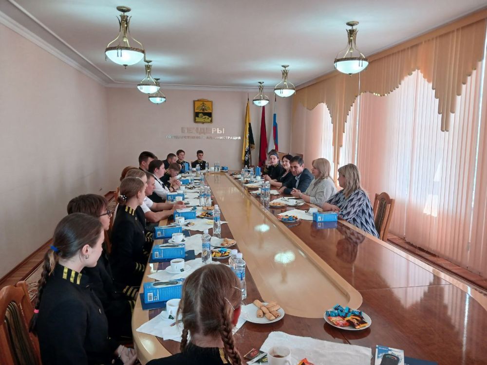 Сегодня глава Госадминистрации Бендер встретился с отрядом юнармейцев "Ястреб" и наставниками ребят