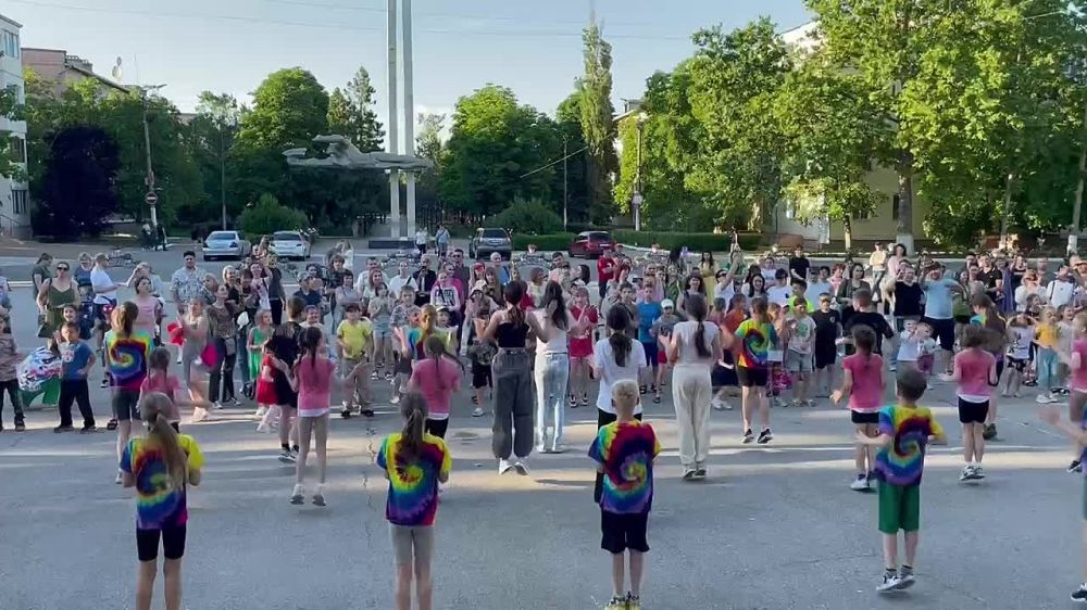 Танцуют все! На городской площади танцевальный флешмоб