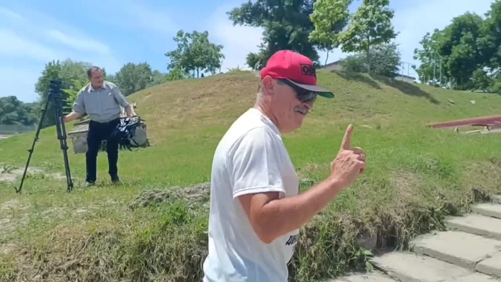 - Как тренировка?. - Отлично! Победа будет за нами! Председатель Верховного Совета Александр Коршунов – только с лодки-дракона. На футболке у спикера – «Динозавры рулят». Сказал, подарили дети – на удачу