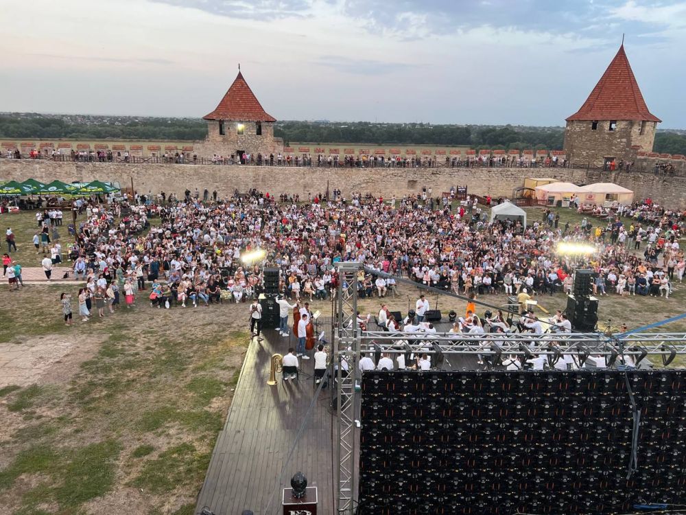 ������ �� ��� �������. � ������� � �������� ���������� �������� ��������� ������� Pop Simfonic - ������ ������