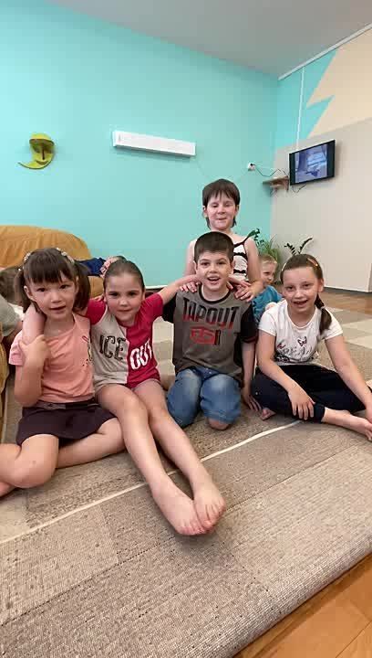 Самые маленькие воспитанники столичного детского дома хвастаются кричалкой