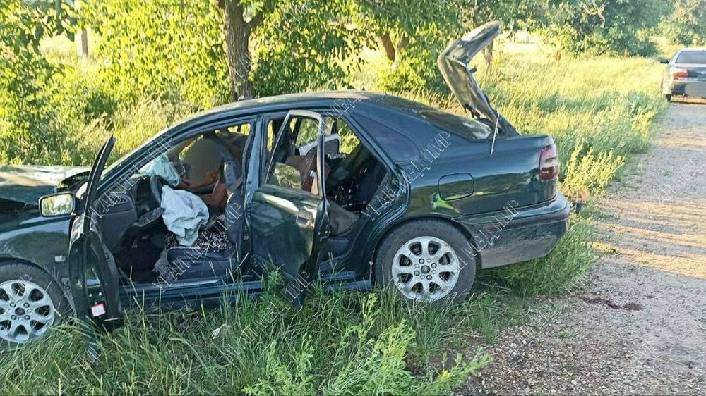 В Приднестровье автомобиль врезался в дерево: Водитель не пострадал, а двое пассажиров оказались в больнице