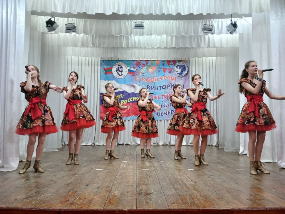 Несколько номеров участники показали на сцене ДДЮТ