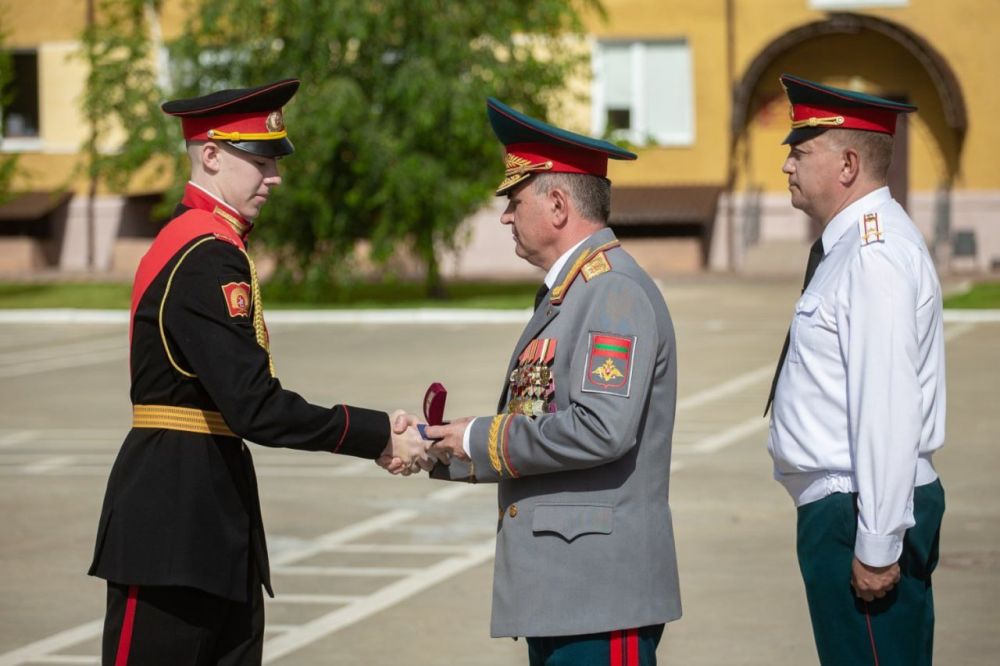 Президент поздравил ТСВУ с пятым юбилейным выпуском и вручил аттестаты суворовцам-медалистам