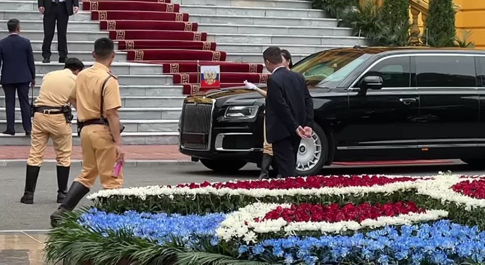 Вьетнамская гвардия фотографируется на фоне автомобиля Владимира Путина