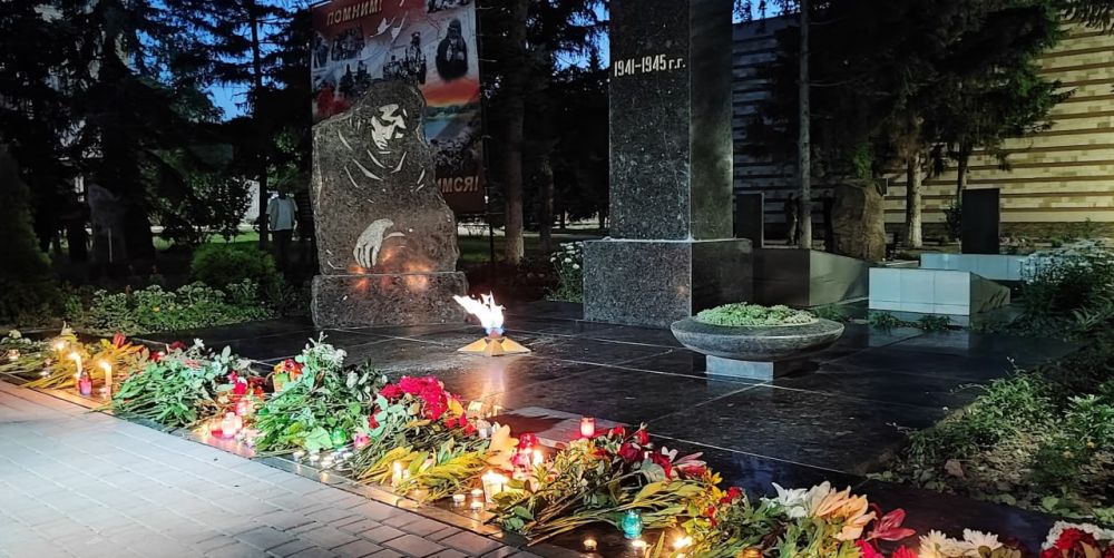 Жители Григориополя собрались на мемориале «Скорбящая мать»