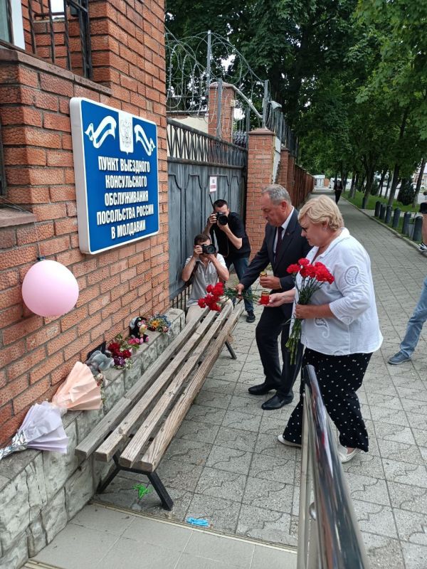 Александр Коршунов и Галина Антюфеева возложили цветы возле российского консульства в Тирасполе, в память и жертвах в Севастополе и Дагестане