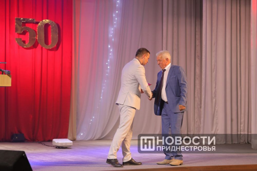 ����� 1200 ���������� � ����� 250 ����� ������� � ������������ ������������ �� ����� �������������