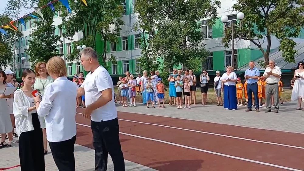 Торжественный момент. Красную ленточку перерезают и.о. Главы Государственной администрации г. ендеры Людмила Шеленкова и Председатель Бендерского городского Совета народных депутатов Юрий Кара