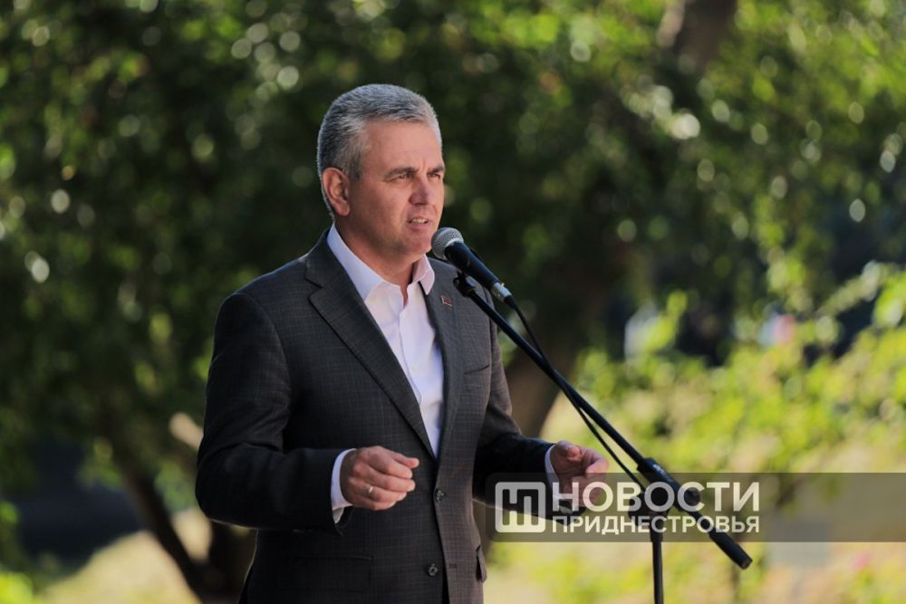 Президент Вадим Красносельский передал приднестровским гребцам 20 новых байдарок