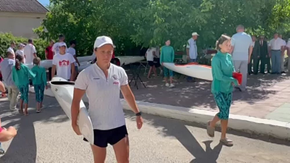 Сегодня в Тирасполе вручили 20 новых байдарок для всех спортшкол Приднестровья по гребле