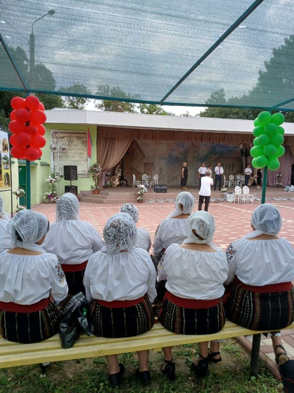 Горожан и гостей Григориополя, собравшихся в "Зелёном театре", поздравили с праздником глава госадминистрации города и района Олег Габужа и председатель Совета народных депутатов Андрей Ковтун