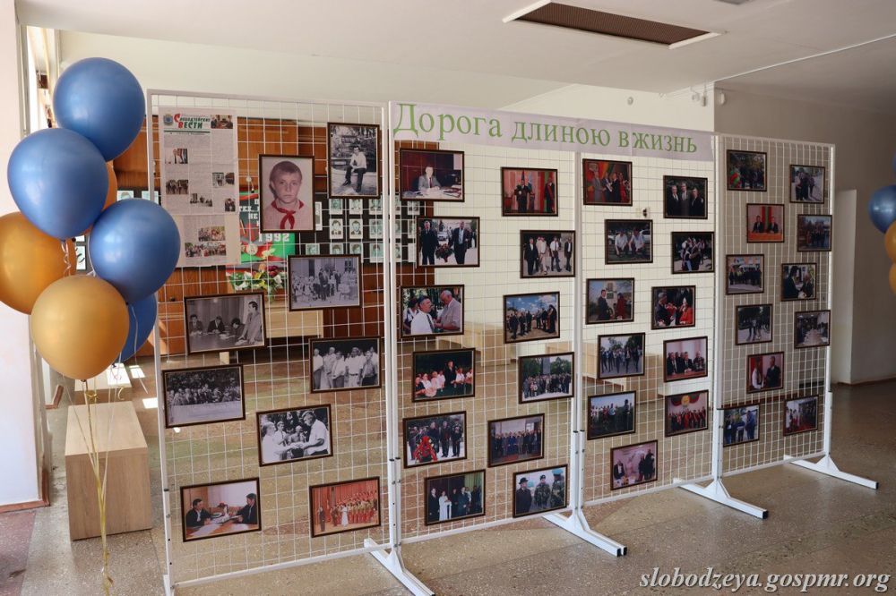 В фойе госадминистрации работает фотовыставка о жизненном пути Василия Васильевича Тищенко и его руководстве Слободзейским районом