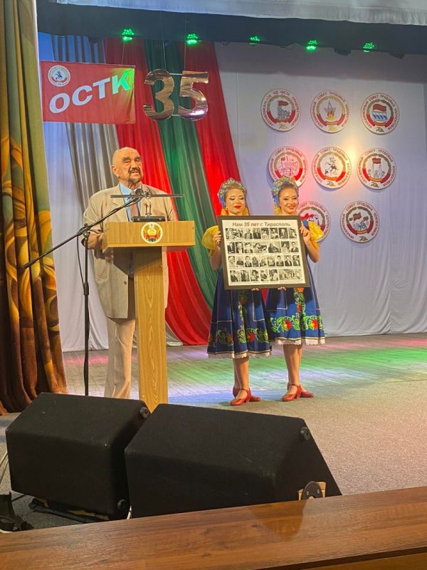 Игорь Смирнов подарил ОСТК коллаж из исторических фото, где видно, как 35 лет назад создавался Объединенный совет трудовых коллективов