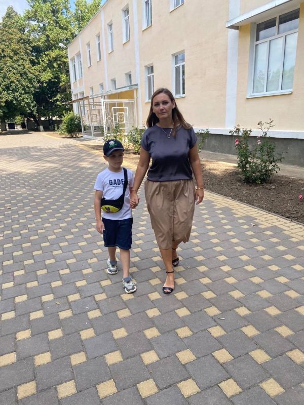 Первоклассник Вова из Григориополя сегодня первый раз пришел в школу, где будет учиться