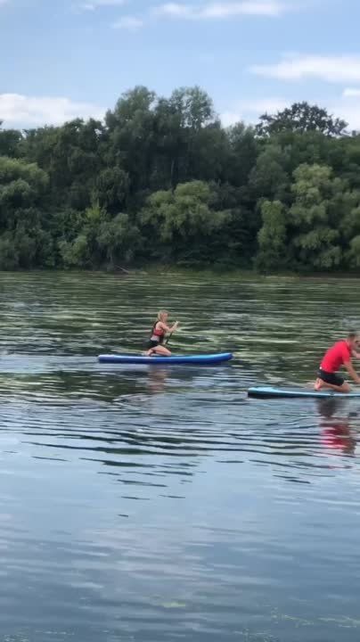 Сапсёрфинг в подарок. Тираспольчанки решили небанально отметить день рождения подруги. Приехали в Григориополь, встали на доски (сапы) и прогулялись по Днестру. Судя по смеху, подарок получился, что надо