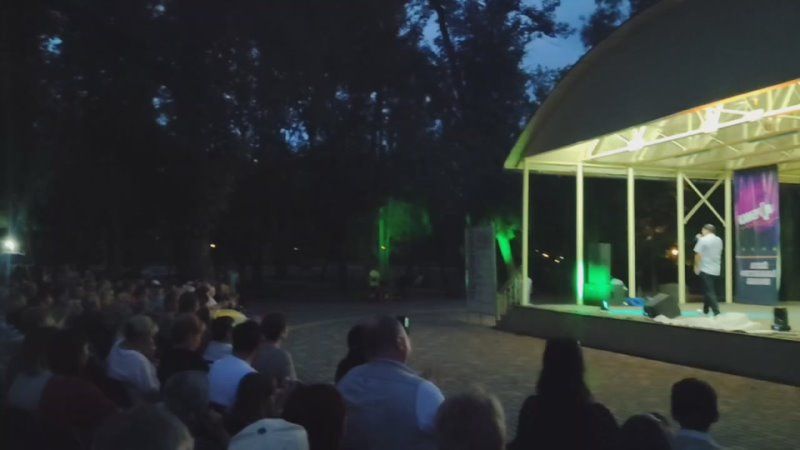 Прямо сейчас в парке П.Х. Витгенштейна в рамках фестиваля «Камертон» выступает российский актёр театра и кино, автор-исполнитель, народный артист ПМР Алексей Паламарчук