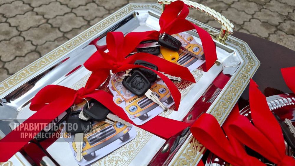 Новые школьные автобусы отправляются в районы республики