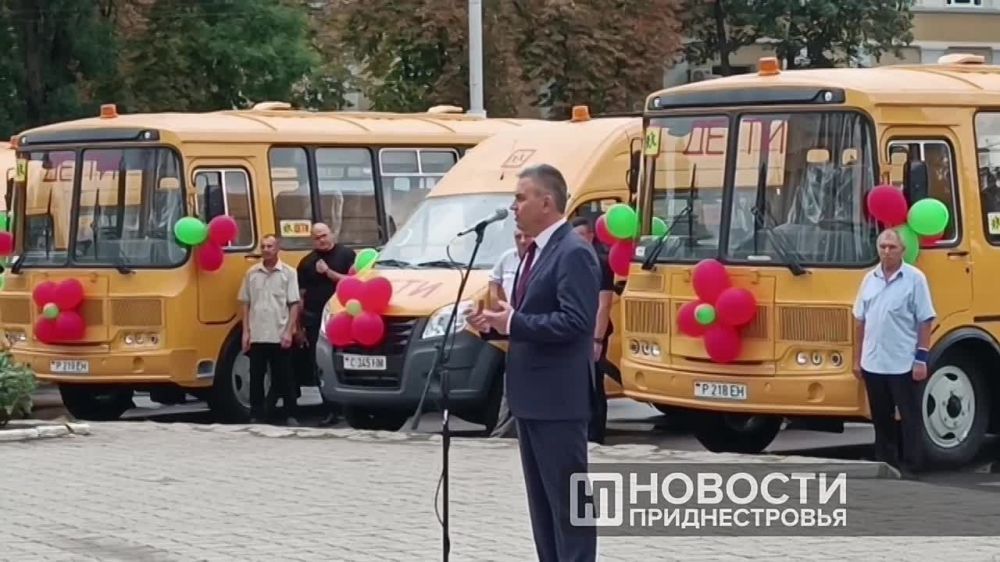 Президент Вадим Красносельский передал главам госадминистраций 17 новых школьных автобусов
