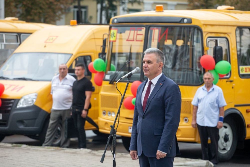 Новые школьные автобусы отправляются в районы республики