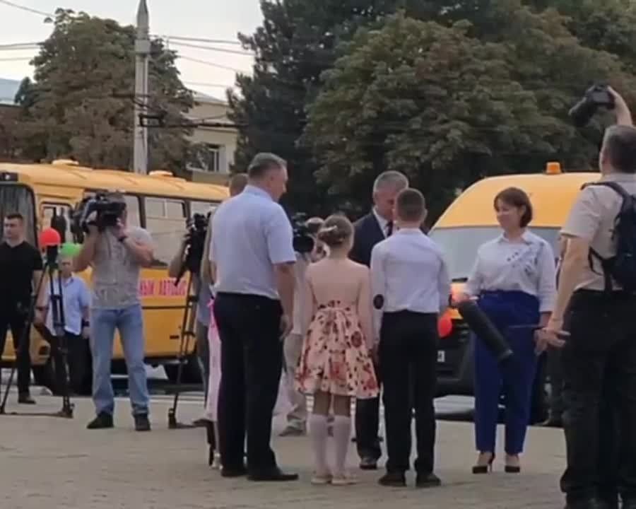 Президент Вадим Красносельский вручает ключи от автобусов главам госадминистраций