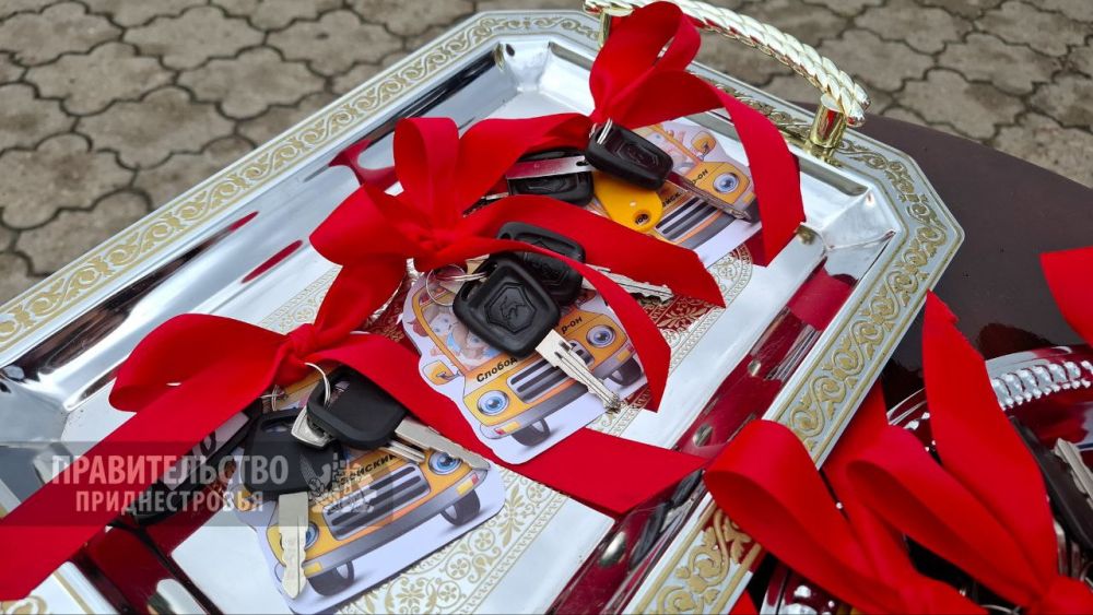 Новые школьные автобусы отправляются в районы республики