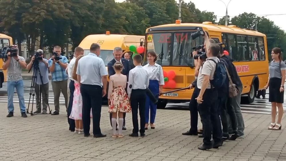 Президент Красносельский вручает ключи школьникам