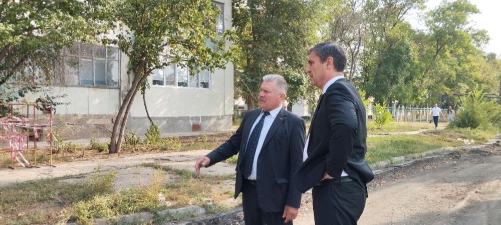 Глава Госадминистрации Бендер Роман Иванченко вместе с Председателем Бендерского городского Совета народных депутатов Юрием Карой проинспектировали ход работ на улице Космонавтов