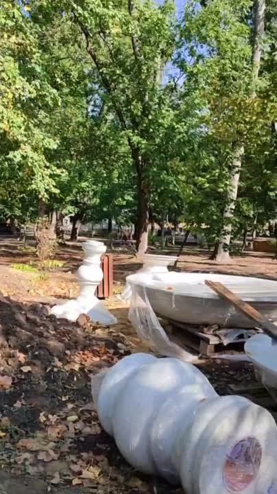 В Каменке в парк Витгенштейна привезли чаши для будущего фонтана