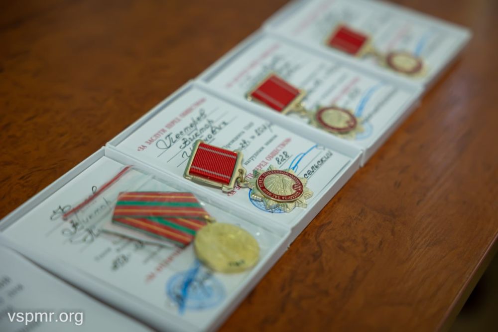 Награды активистам. Государственные награды активистам округа №25 «Западный» вручила заместитель Председателя Верховного...