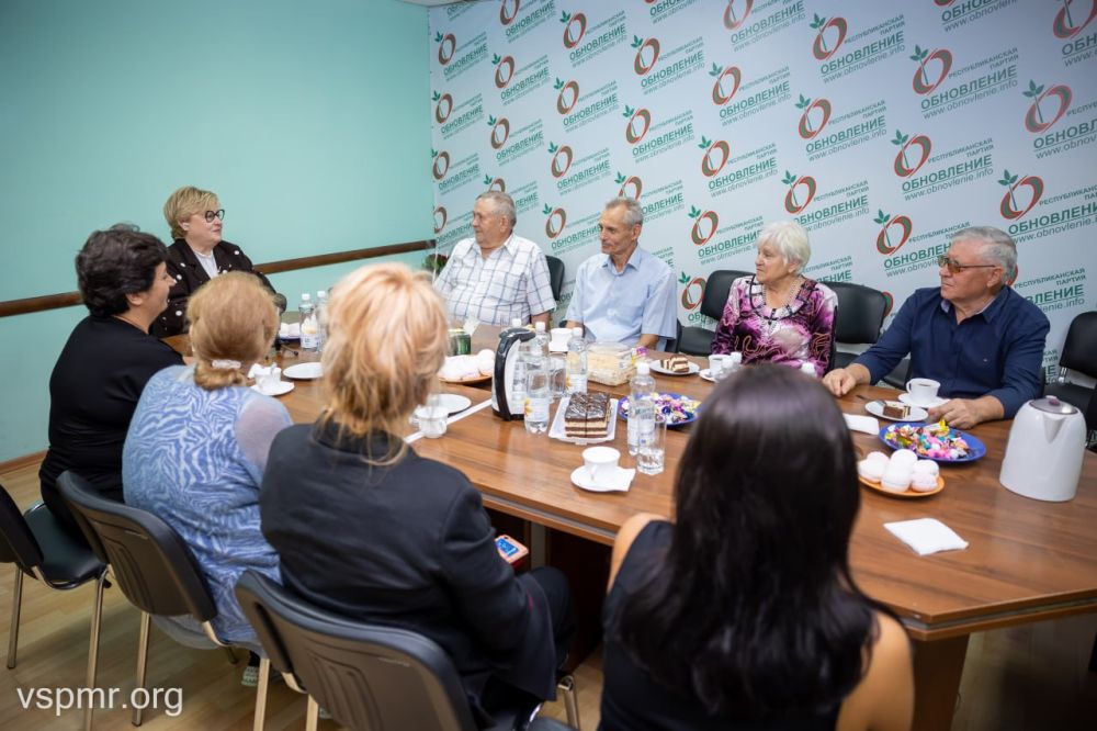 Активистам избирательного округа «Западный» вручили госнаграды