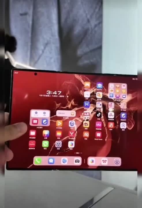 �������� Huawei ����������� ����� ��������� ������� - Huawei Mate XT. ������ � ���� �������������� ���������� �������� � ����������� ���� ����� ������� 3,6 ����������, ������� � ���������� 10,2 ����� � ����� 298 �������