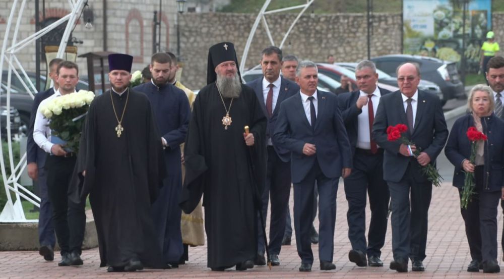 ������� � �����������, ����������� 300-����� ����������� ����� ������� ������������ ����� ���������� ��������, ������...