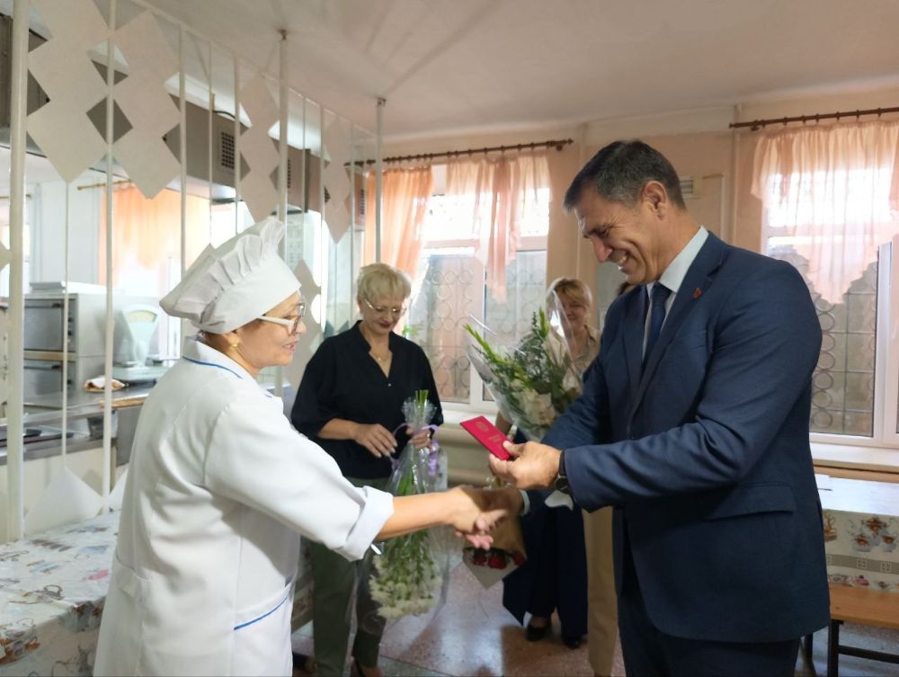 Сегодня Орденом "Трудовая Слава" наградили Нину Хвостову, ведущего специалиста-технолога, завпроизводством столовой школы №11