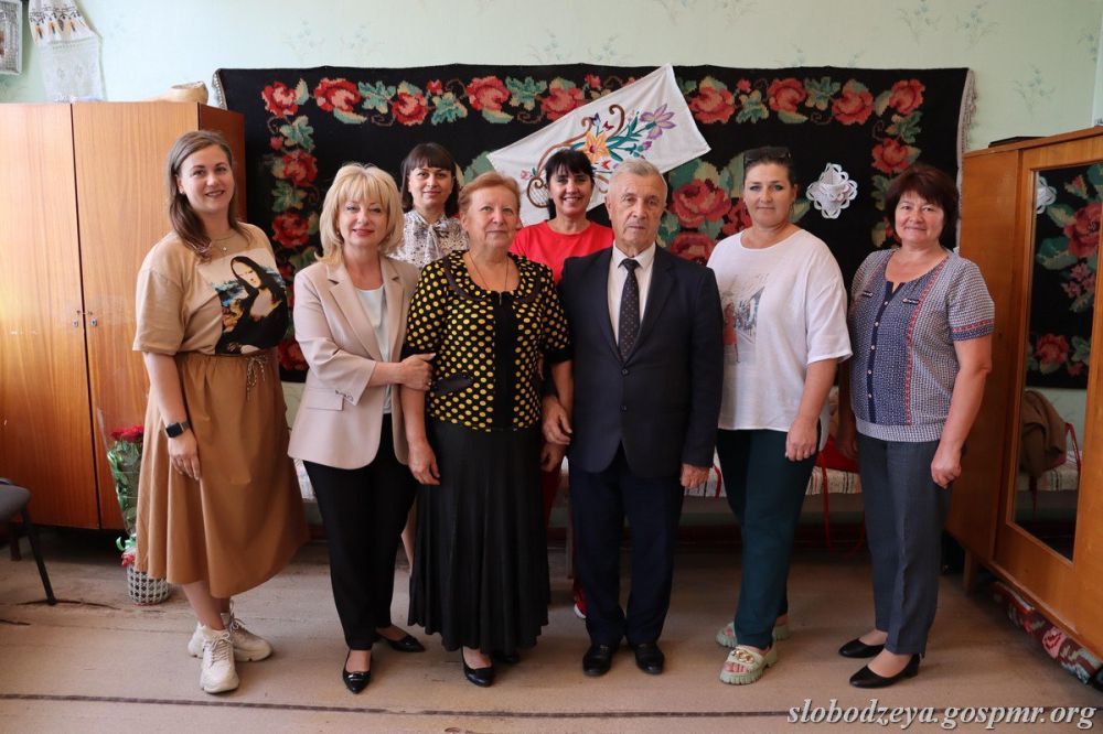Глава госадминистрации и начальник Госслужбы по культуре поздравили руководителя народного ансамбля «Дрэгайка» Светлану Негрецкую с юбилеем