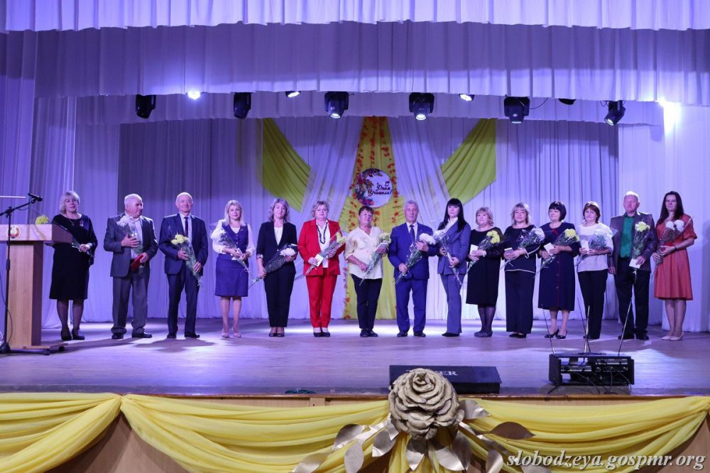 В преддверии Дня учителя в Слободзее чествовали лучших педагогов района