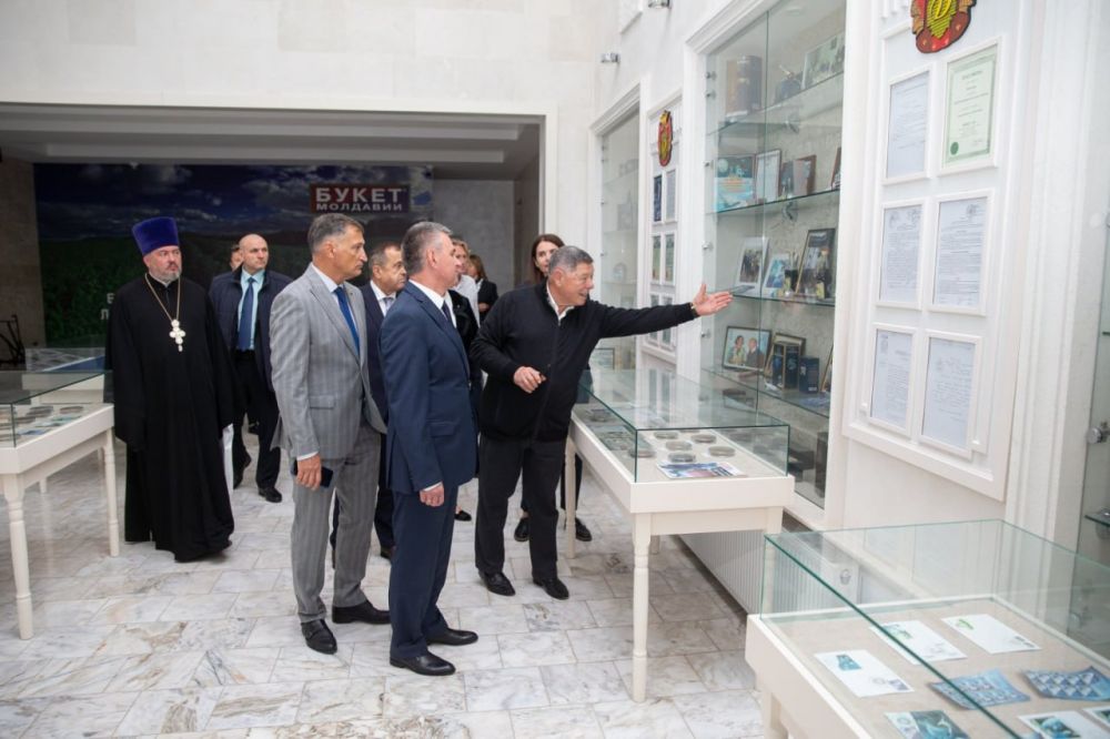 Президент побывал в производственных помещениях и в музее завода «Букет Молдавии»
