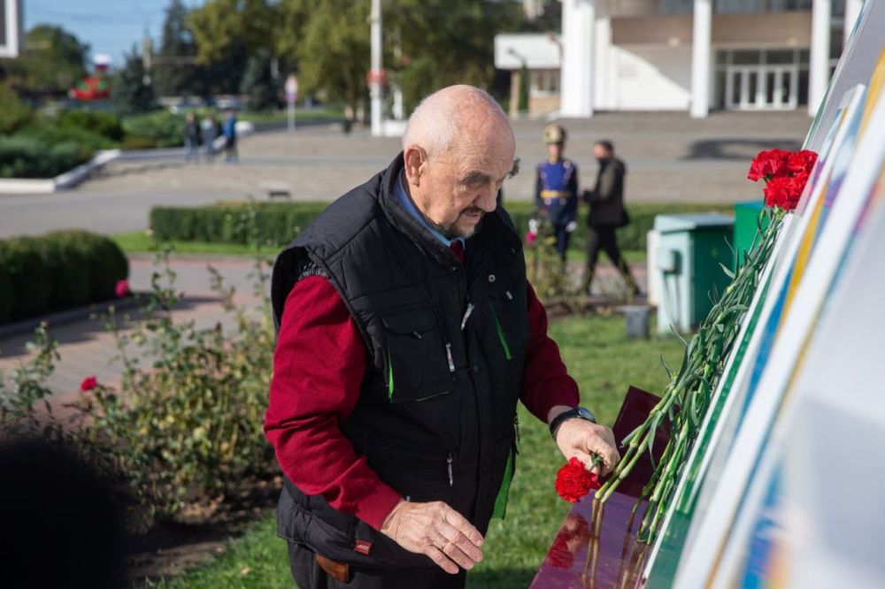 Первый Президент Приднестровья Игорь Смирнов тоже возложил цветы к памятнику полководцу Суворову