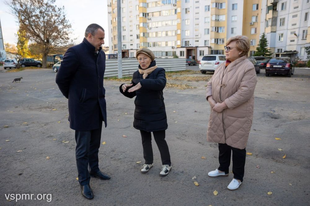 Во дворе 123-го дома по улице 28 Июня в дождь образуется огромное озеро