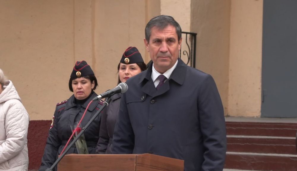 "Вы посвятили свою жизнь важному и ответственному делу - охране прав и законных интересов граждан, обеспечению общественного порядка, борьбе с преступностью