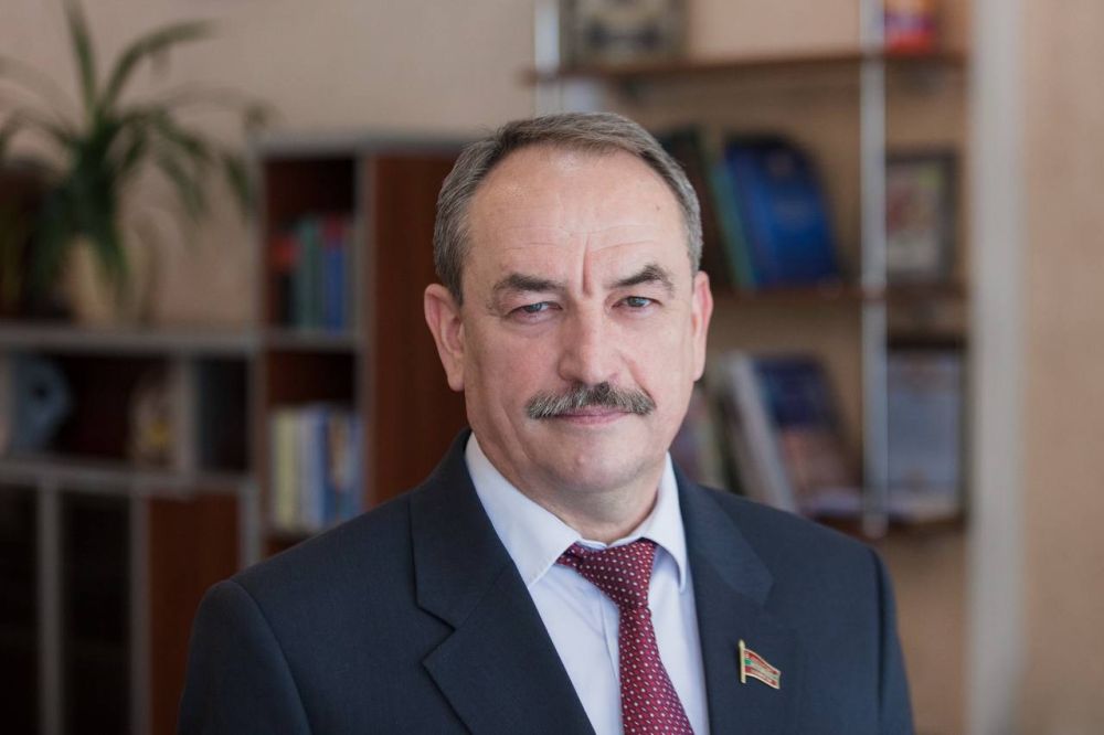 С профессиональным праздником милиционеров поздравил председатель Верховного Совета Александр Коршунов: