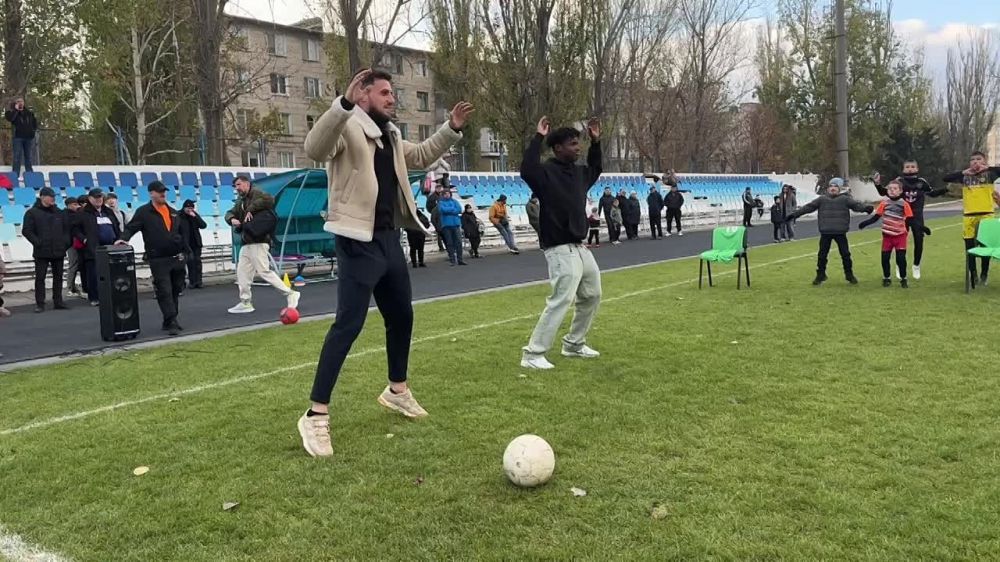 Выходной? Не, не слышали. Пацаны и девчонки из Рыбницы пришли в свой выходной на стадион ради футболистов «Шерифа». Сейчас Алесио Мийа и Уче Гудлад проводят детям разминку. Ещё немного и начнут играть в футбол