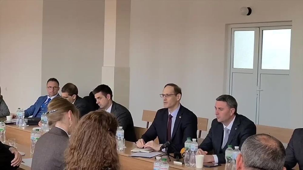 Мы все нуждаемся в Декларации о приверженности мирным методам урегулирования, мы должны приложить общие усилия в рамках этого процесса, заявил в ходе встречи в формате "1+1" глава внешнеполитического ведомства Приднестровья Виталий Игнатьев