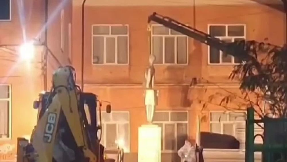 Власти города Белгород-Днестровский Одесской области снесли памятник Зое Космодемьянской, сообщает украинский телеканал "Общественное"