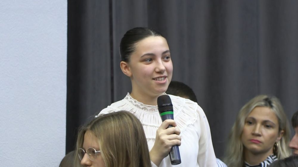 Это Виолетта Чебан. Учится в музыкальной школе Дубоссар. Играет на флейте. В прошлом году заняла первое место в республиканском конкурсе «Юный исполнитель Приднестровья»