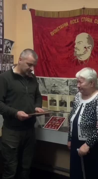 Дочь ветерана Мария Зинарь плачет, потому что ей вернули награды отца спустя 40 лет